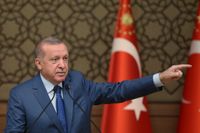 Turkiets president Recep Tayyip Erdogan säger att Turkiet kan behöva gå in och avlägsna kurdiska styrkor och kräver europeiskt stöd för sina planer.