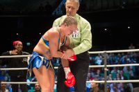 Frida Wallberg, Sverige, tas omhand under matchen mot Diana Prazak, Australien, om WBC-titeln i superfjädervikt under boxningsgalan Golden Ring på Stockholm Waterfront på fredagskvällen.