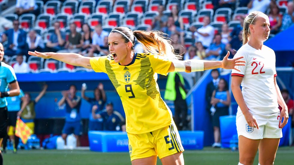 Sveriges Kosovare Asllani jublar efter sitt 1–0-mål i bronsmatchen mot England.