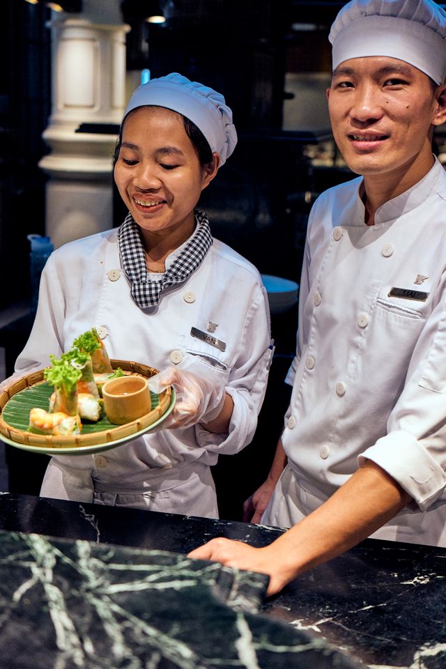 Den vietnamesiska menyn på JW Marriott blandar traditionellt med nyskapande. Koppen med fisksås är alltid närvarande.