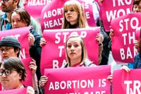 I flera delstater har antalet abortkliniker minskat på grund av hårdare regleringar så pass att kvinnor i praktiken inte kan utnyttja rätten till laglig abort utan att resa iväg.