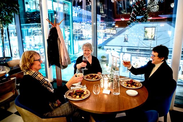 Birgit Randklev, Kirsti Gulbrandsen, Laila Sorkness får nöja sig med alkoholfri öl till hjortsteken på Scandics restaurang.