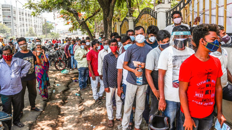 Folk köar för vaccinering mot covid-19 i Hyderabad, Indien.