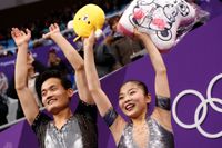 Nordkoreanerna Ryom Tae-Ok och Kim Ju-Sik blev så här glada efter resultatet i paråkningens korta program.