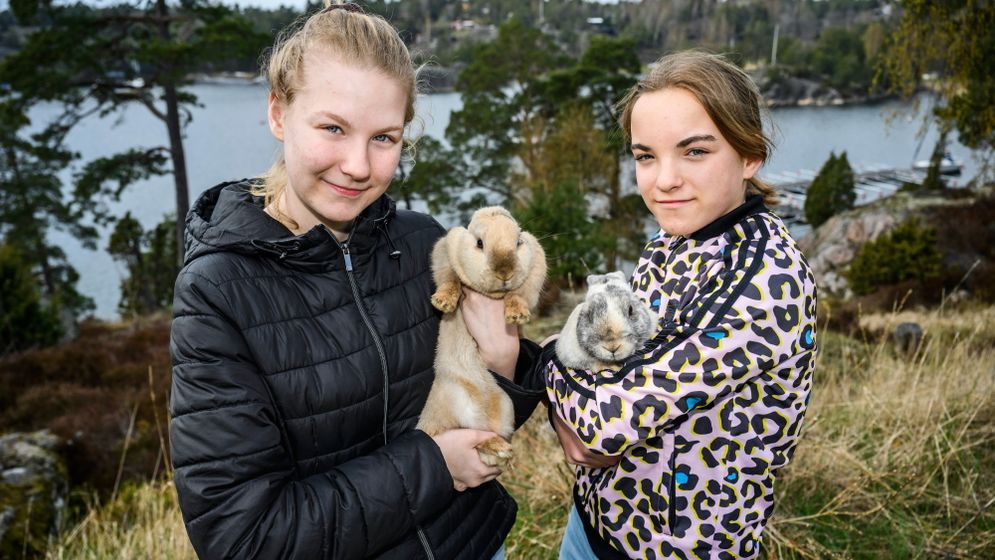 Systrarna Liwia, 16, och Justina, 12, gillar kaninhoppning. De har fyra kaniner som heter Helix, Lollo, Nina och Kyrii.