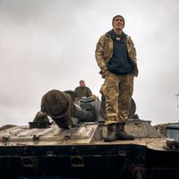Ukrainsk soldat blickar ut över befriade områden i Charkiv.