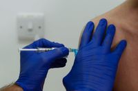 Covid-19-vaccin från amerikanska Novavax injicieras under ett test i London. På måndag kan vaccinet komma att godkännas av EU:s läkemedelsmyndighet EMA. Arkivbild.