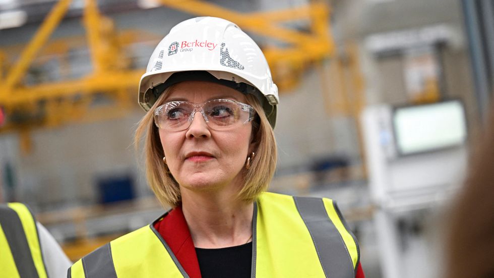 Hjälm och skyddsglasögon - kanske behövs det när premiärminister Liz Truss förslag riskerar att välta den brittiska ekonomin. Akrivbild.