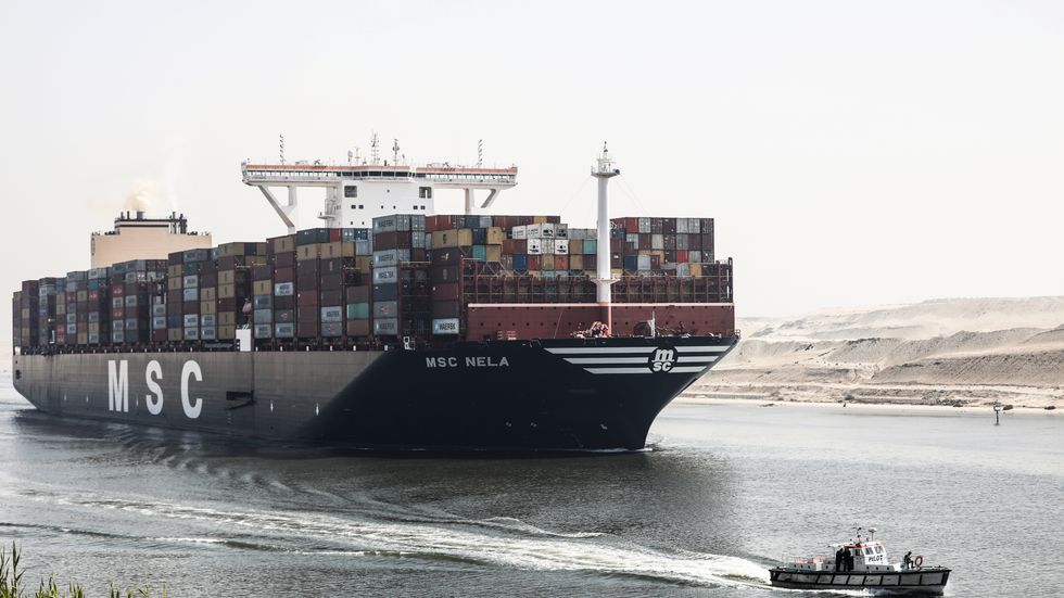 Ett containerfartyg åker genom Suezkanalen. Arkivbild.