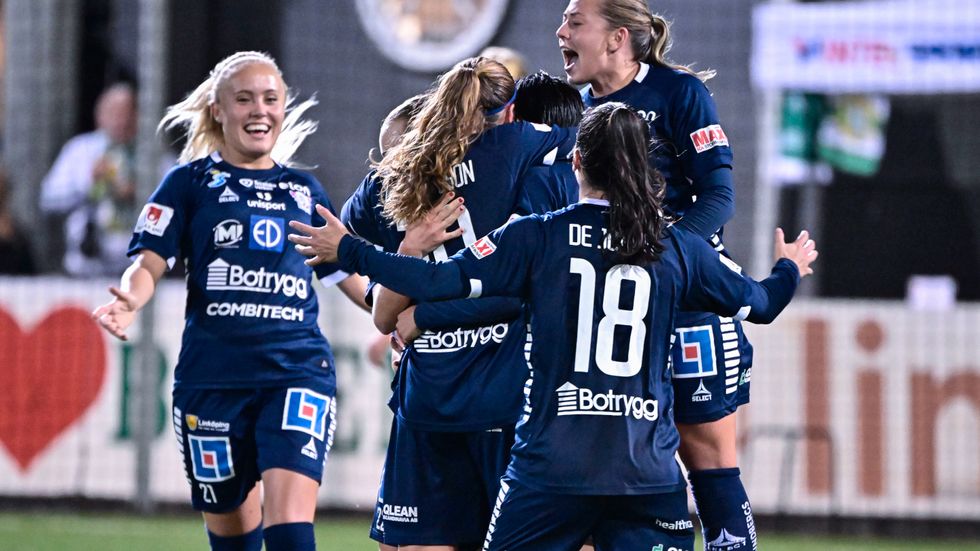 Jubel i Linköping efter att lagkapten Olga Ahtinen gjort 1–0 mot Hammarby.