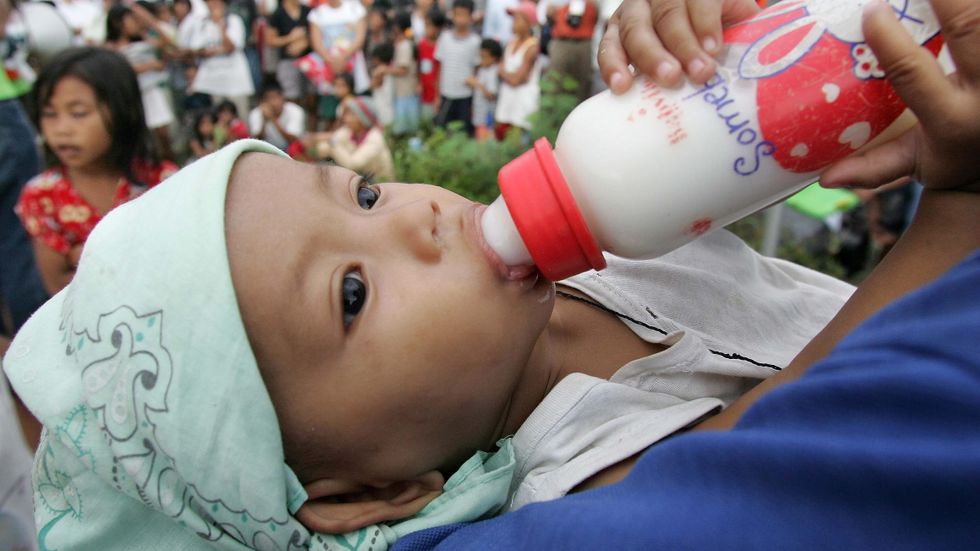 En filippinsk bebis dricker mjölk. Arkivbild.