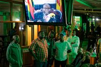 Zimbabwe-bor ser ett tv-sänt tal med Robert Mugabe.