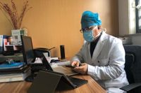En kinesisk läkare jobbar från Beijing mot landsmän i Italien.