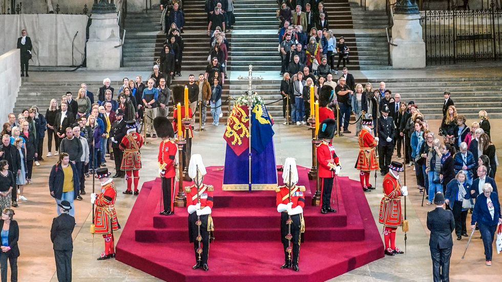 Drottningens kista i Westminster Hall. På måndag äger begravningen rum.