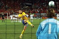 Fotbolls-EM 2004 i Portugal. Kvartsfinal, Sverige - Holland, 4 - 5 efter straffar. Zlatan Ibrahimovic missar sin straff.