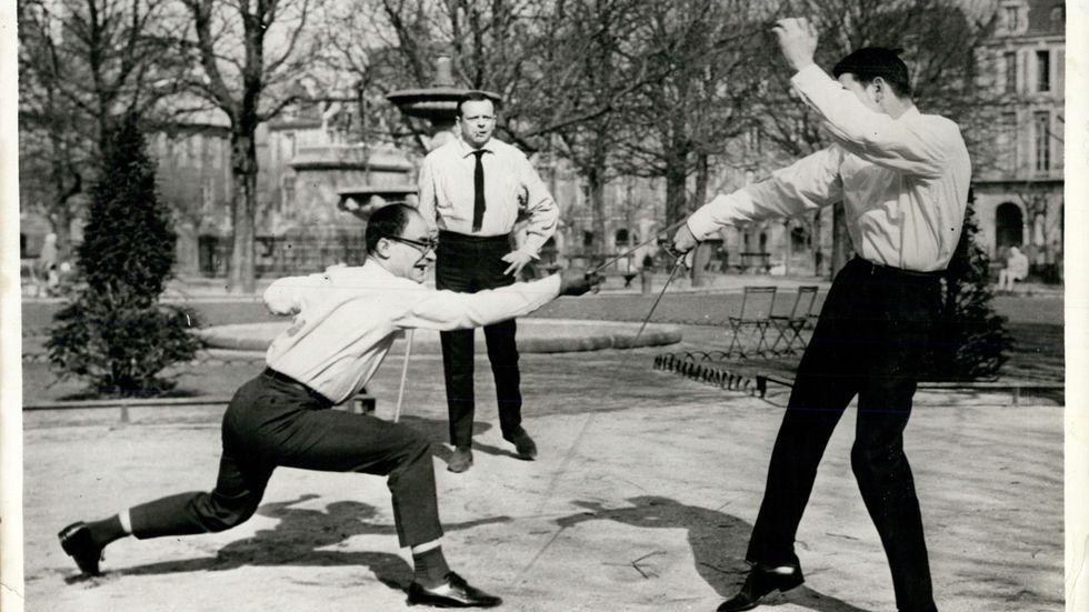 Sista duellen i fransk journalistik: skribenten Fernione Eskanazy och förlagsmannen Philippe Mordacq på Place des Vosges i Paris våren 1964.