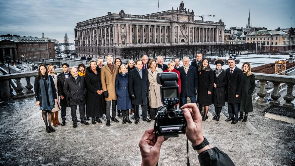 En rad ministrar uppställda framför riksdagshuset 2019. 