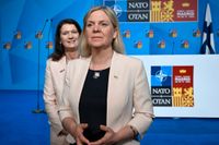 Sveriges utrikesminister Ann Linde och statsminister Magdalena Andersson vid Natotoppmötet i Madrid.