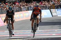 Vincenzo Nibali, till höger, vann på tisdagen Giro d'Italias 16:e etapp, strax före Mikel Landa.