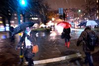 Stockholmarna rustade sig med paraplyer när den första snön kom.