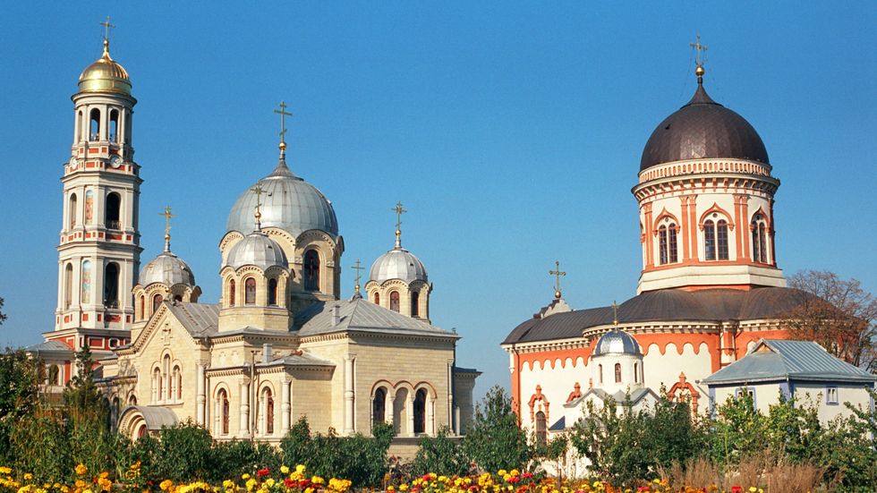 Kyrkor. Den ortodoxa kyrkan har en stark ställning i Moldavien