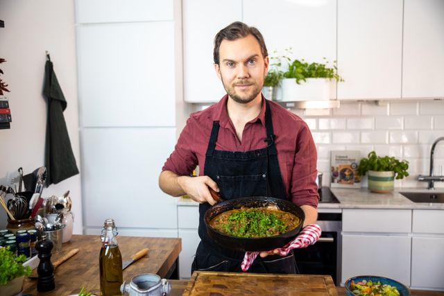 Gustav Johansson djupdyker  i den veganska husmanskosten i en ny tv-serie.