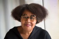 Jamaica Kincaid (född 1949) besökte nyligen bokmässan i Göteborg.  Hon debuterade med novellsamlingen ”På flodens botten” (1983) och räknas idag till en av våra främsta författare. 