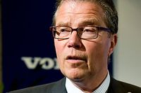 Volvo AB:s koncernchef Leif Johansson buades ut när han försökte lugna de anställda på Tuvefabriken under onsdagen.