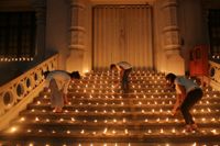 Lankeser tänder ljus till minne av de omkomna i terrorattackerna på påskadagen.