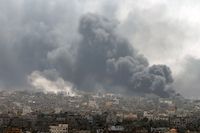 Shejaiakvarteret i Gaza City brinner efter vad som enligt vittnen var ett tungt israeliskt granatregn.