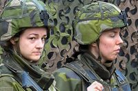 Två kvinnliga soldater på militärövningen Aurora förra året.