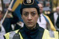 Gizem Erdogan spelar polisen Leah.