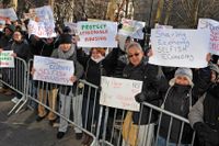 Demonstration för och emot Airbnb utanför New Yorks City Hall i januari 2015.