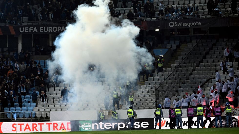 Union Berlin-supportrar skjuter smällare och fyrverkerier under bortamötet med Malmö FF i Europa League. Spelet har avbrutits drygt tio minuter in på andra halvlek.