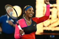 Serena Williams kunde jubla efter att ha slagit ut Simona Halep i kvartsfinal i Australian Open.
