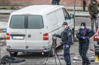 Polisavspärrning efter en skjutning i Rinkeby som polisen misstänker hänger ihop med tisdagens sprängning i Enskededalen.