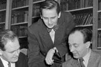 Internationell studentkonferens i Stockholm december 1950. SFS:s ordförande Bertil Östergren med Olof Palme och Jarl Tranaeus.