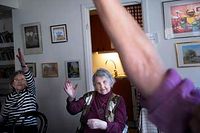 Linnea Flodin och de andra damerna som träffas på pensionärskaféet brukar fika först, sedan har de sittgympa.