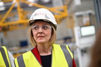 Hjälm och skyddsglasögon - kanske behövs det när premiärminister Liz Truss förslag riskerar att välta den brittiska ekonomin. Bild från ett företagsbesök i förra veckan.