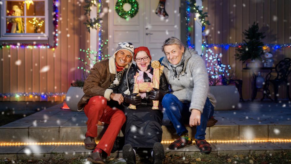 Junior, lärlingen Birgitta och Lars Lerin firar jul tillsammans. Pressbild.