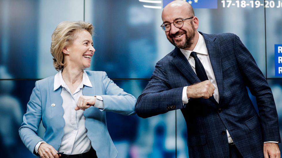 EU-kommissionens ordförande Ursula von der Leyen och Europeiska rådets ordförande Charles Michel gläds åt det nya det nya avtalet, som leder EU in på en helt ny väg.