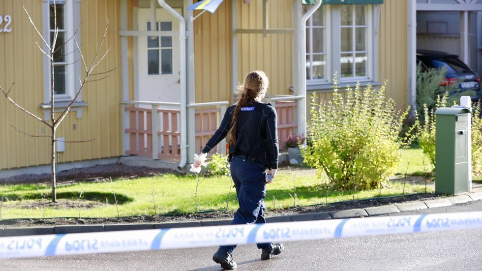 Flera skott avlossades i slutet av oktober mot en bostad i Västerås där en polis bor.