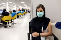 En vårdarbetare får det kinesiska Sinopharm-vaccinet mot covid-19 i ett shoppingcenter i Teheran i maj.