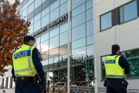 Både poliser och ordningsvakter finns på plats vid Västmanlands tingsrätt.