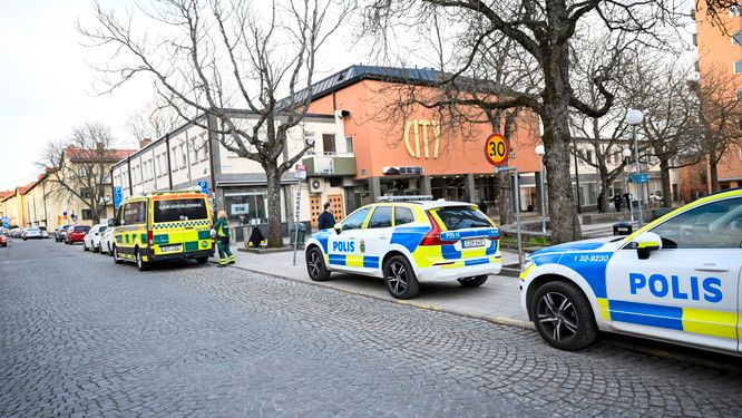 Räddningstjänst, ambulans och polis på plats i Gubbängen efter larm om våldsdåd.