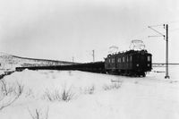 65 fullastade vagnar med malm, varje vagn lastar 36 ton.Malmbanan byggdes under slutet av 1800-talet för att frakta malm från de lappländska gruvorna till Narvik. Banan var färdig 1903 och elektrifierades i sin helhet 1923.