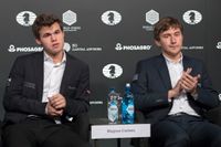 Sergej Karjakin applåderar Magnus Carlsen.