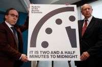 Bulletin of Atomic Scientists har flyttat fram "domedagsklockan" till klockan 23.58:00. Vid midnatt går mänskligheten under.