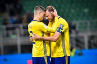 Två kämpar kramar om varandra. Mikael Lustig och Andreas Granqvist får äntligen spela VM.