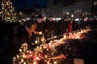 Invånare i Strasbourg tänder ljus och lägger ner blommor för att hedra offren.